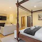Two Luxury Villas - 9-Bed - Lyonesse & Lyons Den